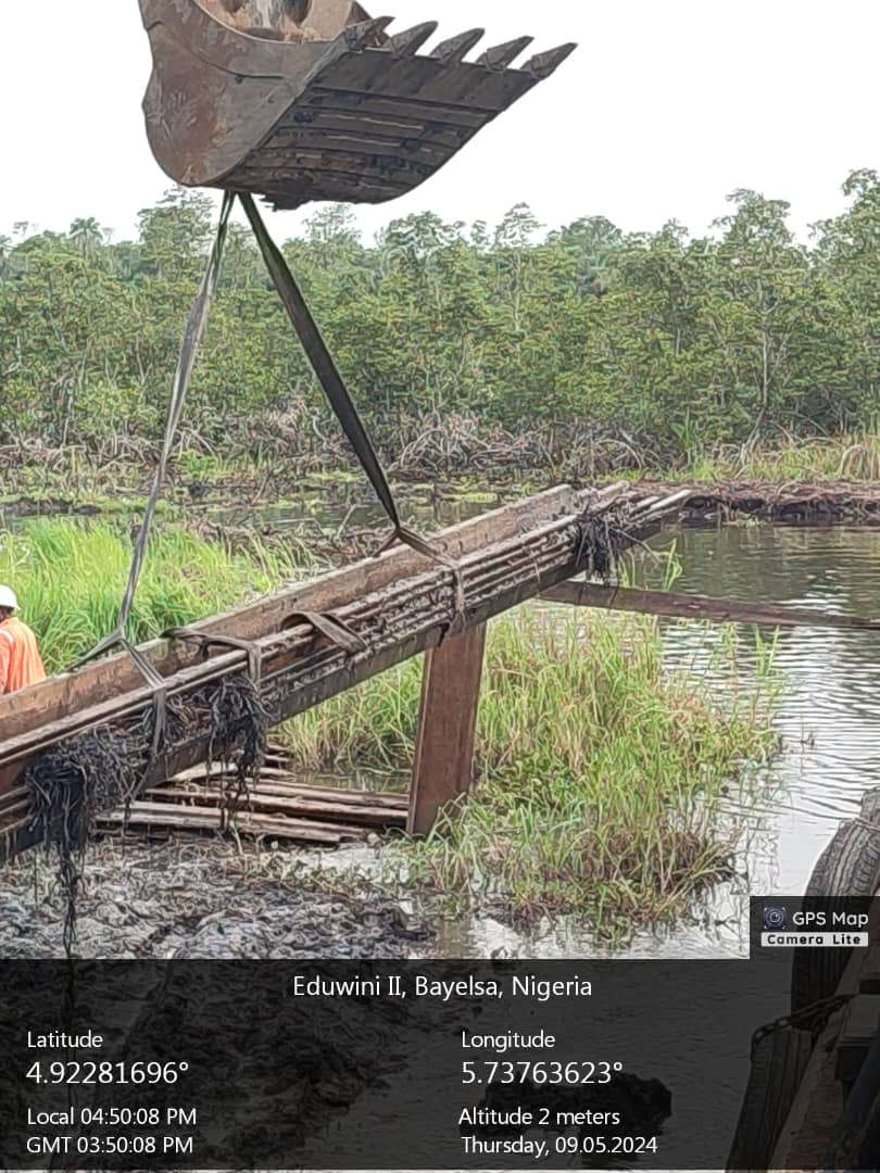 GAS PIPELINE LEAK REPAIR BY SECTIONAL REPLACEMENT USING COFFERDAM ON THE 10